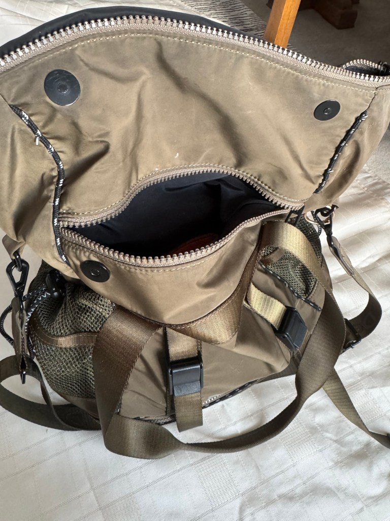     Large zipped pocket on the front of the Desigual Voyager XL.