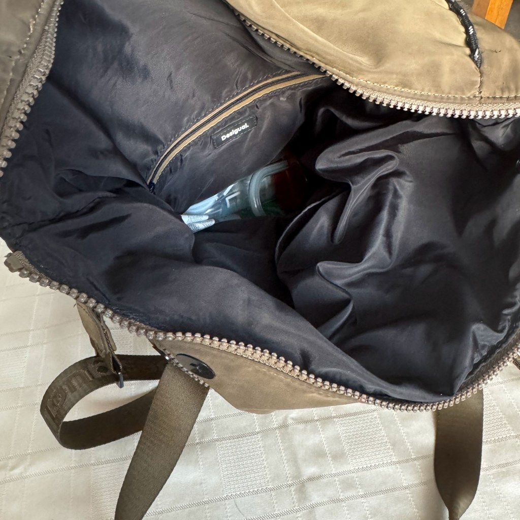     Main compartment of the Desigual Voyager XL showing its internal pockets.