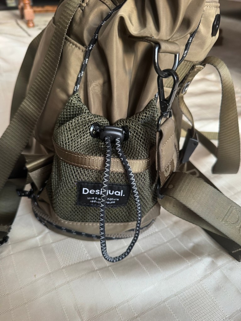     Side bottle pockets on the Desigual Voyager XL multiposition bag.