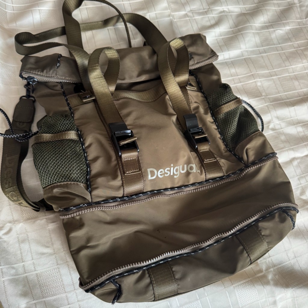    Base of the Desigual Voyager XL bag unzipped and expanded to provide additional carrying space.