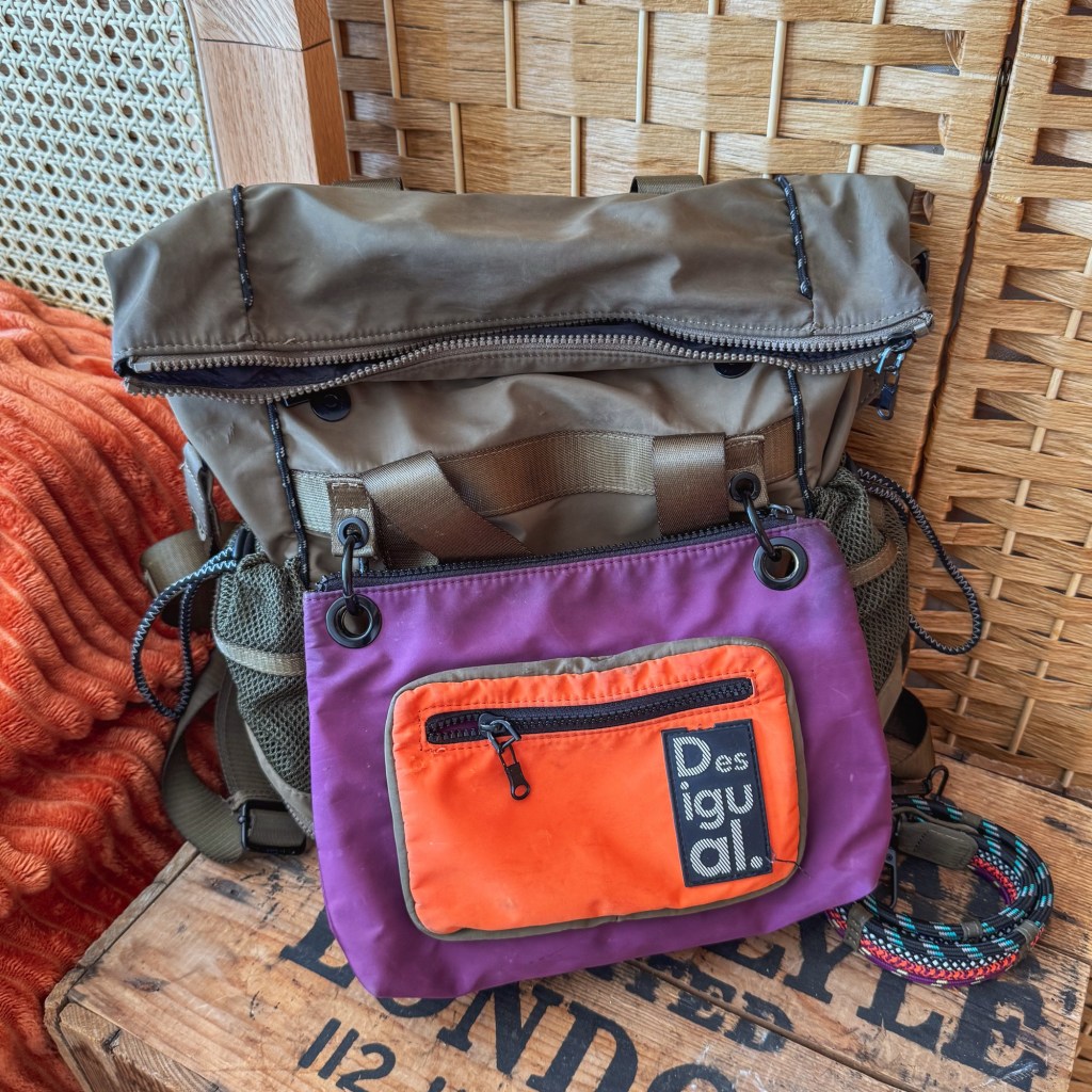     Detachable pouch clipped onto the front of the khaki Desigual Voyager XL.