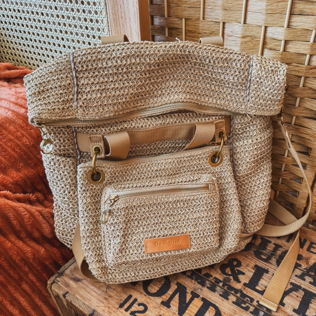     Light raffia version of the Desigual large multiposition bag with detachable pouch and convertible straps.