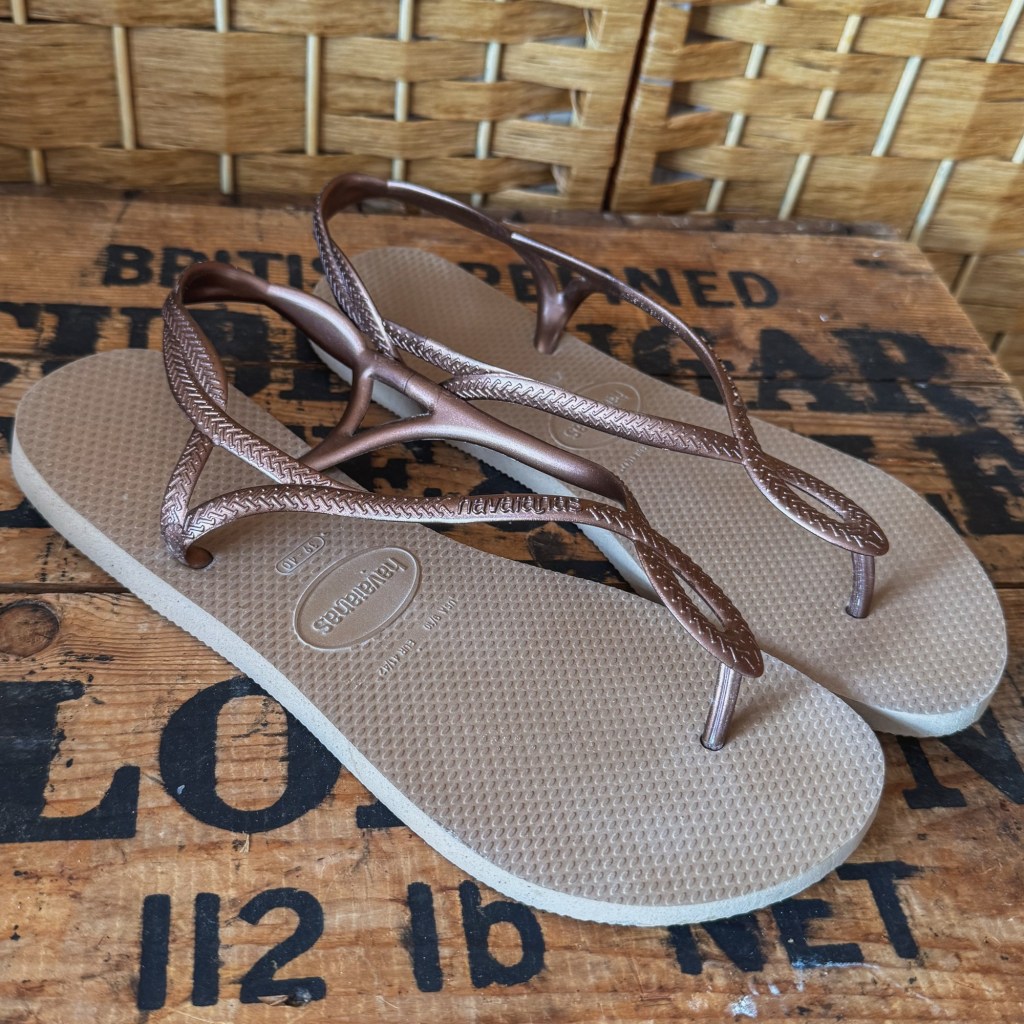 Flat Havaianas Luna sandals with open toes and supportive back straps.