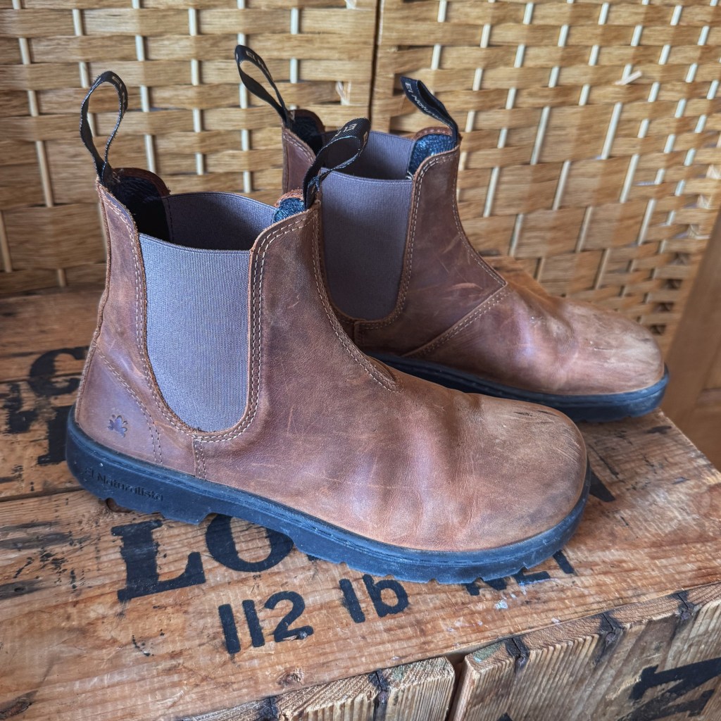 Rich brown El Naturalista Nómada barefoot Chelsea boots with a wide toe box and false heel.